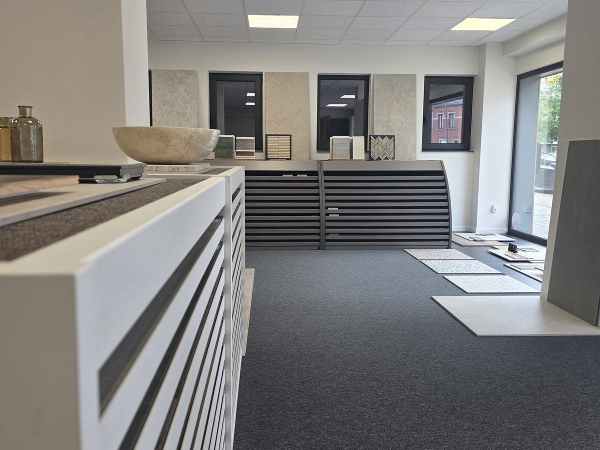 Toonzaal met tegels, natuursteen en parket in Tessenderlo